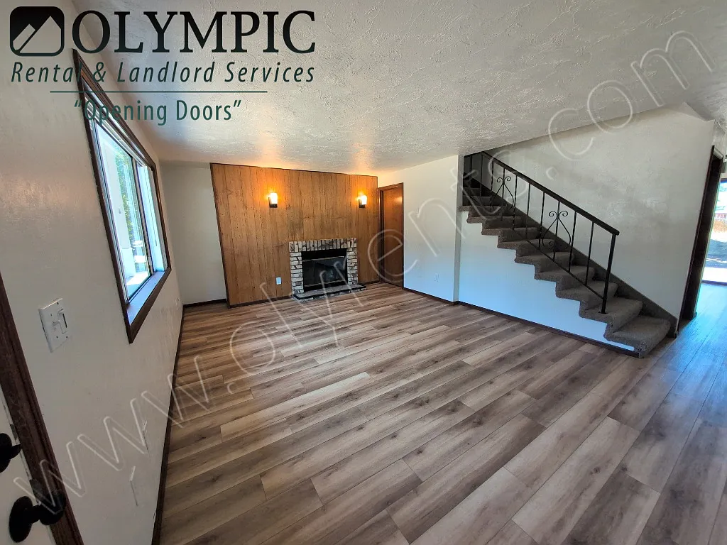 2 bed, 1.5 bath, 1140 sqft, $1,995 — Photo 2