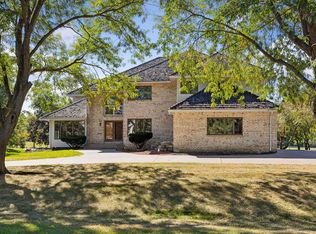 3 Hill Farm Cir, North Oaks, MN 55127