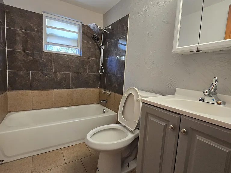 209 W Kirby St — Photo 12