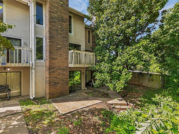 5th image of 1014 W Maple Ave
