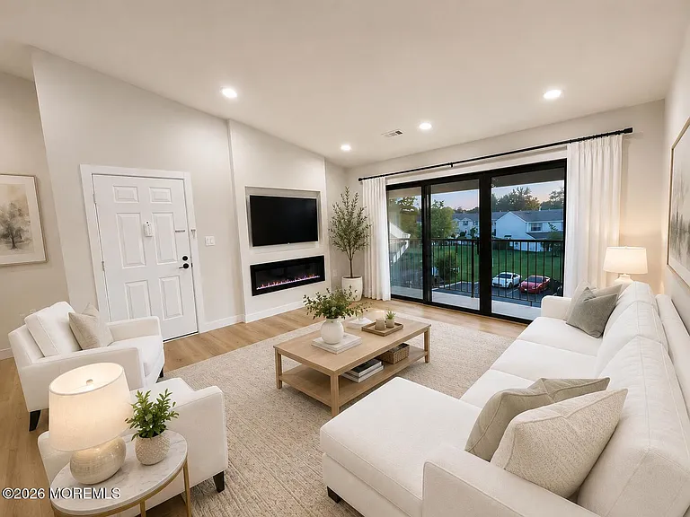 341 Danbury Ln — Photo 3