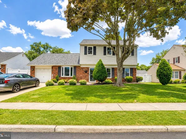 519 S Queen Anne Dr, Fairless Hills, PA 19030