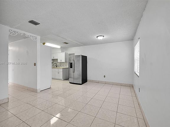 3rd image of 210 E 59th St