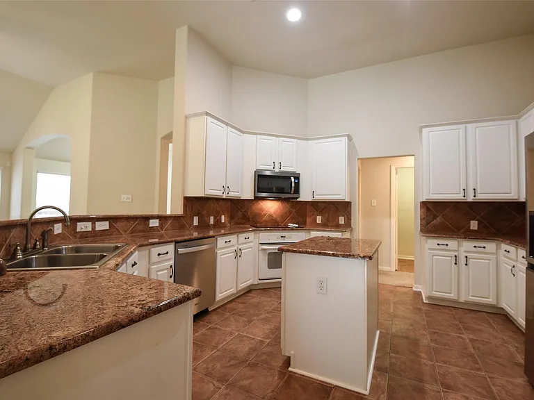 22 Hobbit Glen Dr — Photo 8