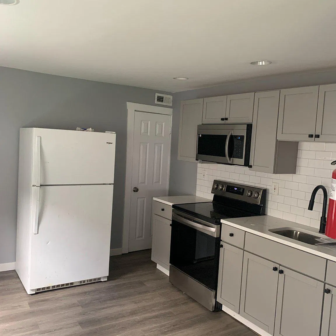 3 bed, 1.0 bath, 1038 sqft, $1,975 — Photo 3