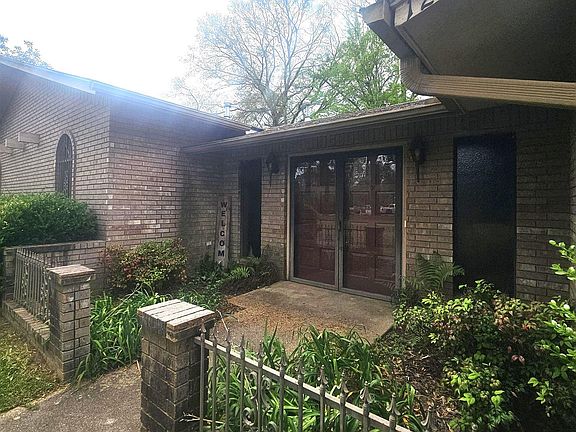 2nd image of 121 W Lee St