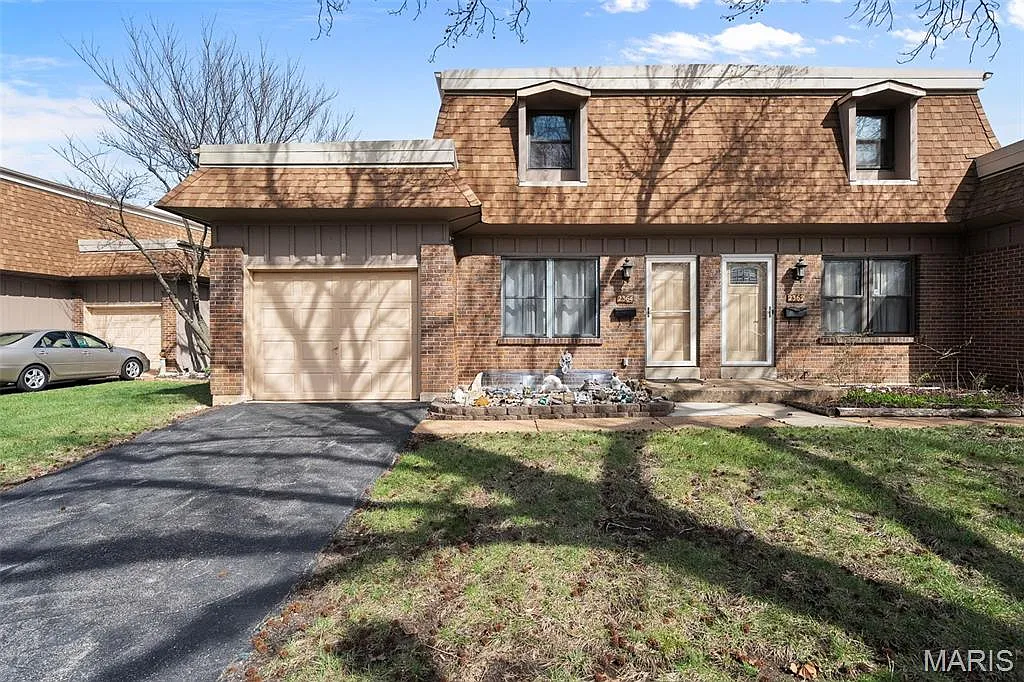 2364 Charlemagne Dr photo 1