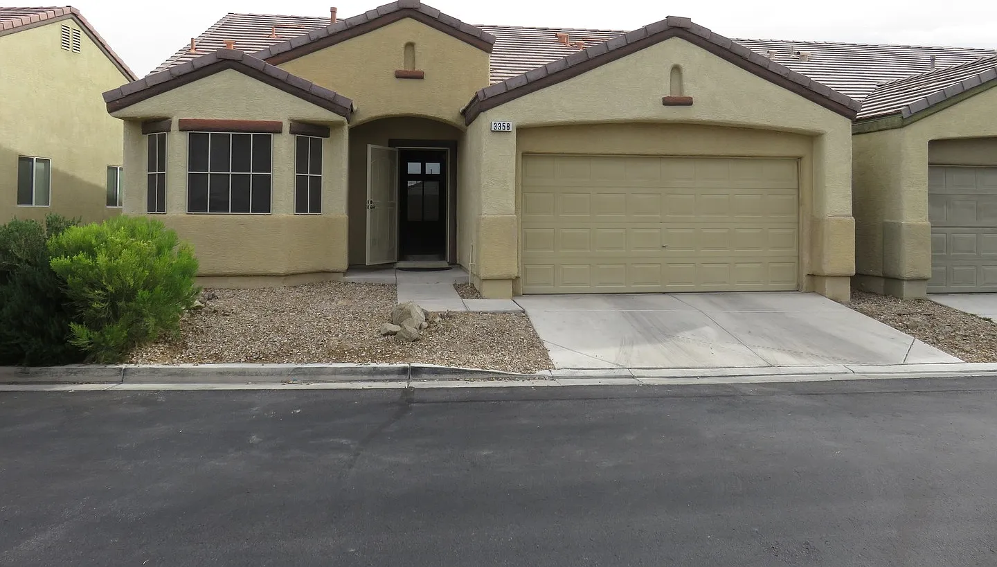 Huge family room with kitchen nicely tucked in the middle. — Photo 4