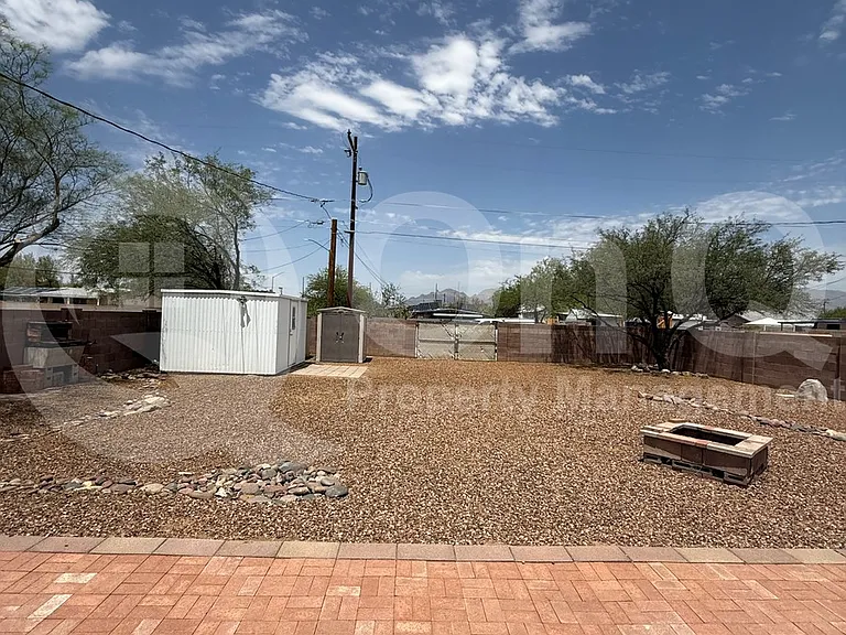 1305 E Water St — Photo 22