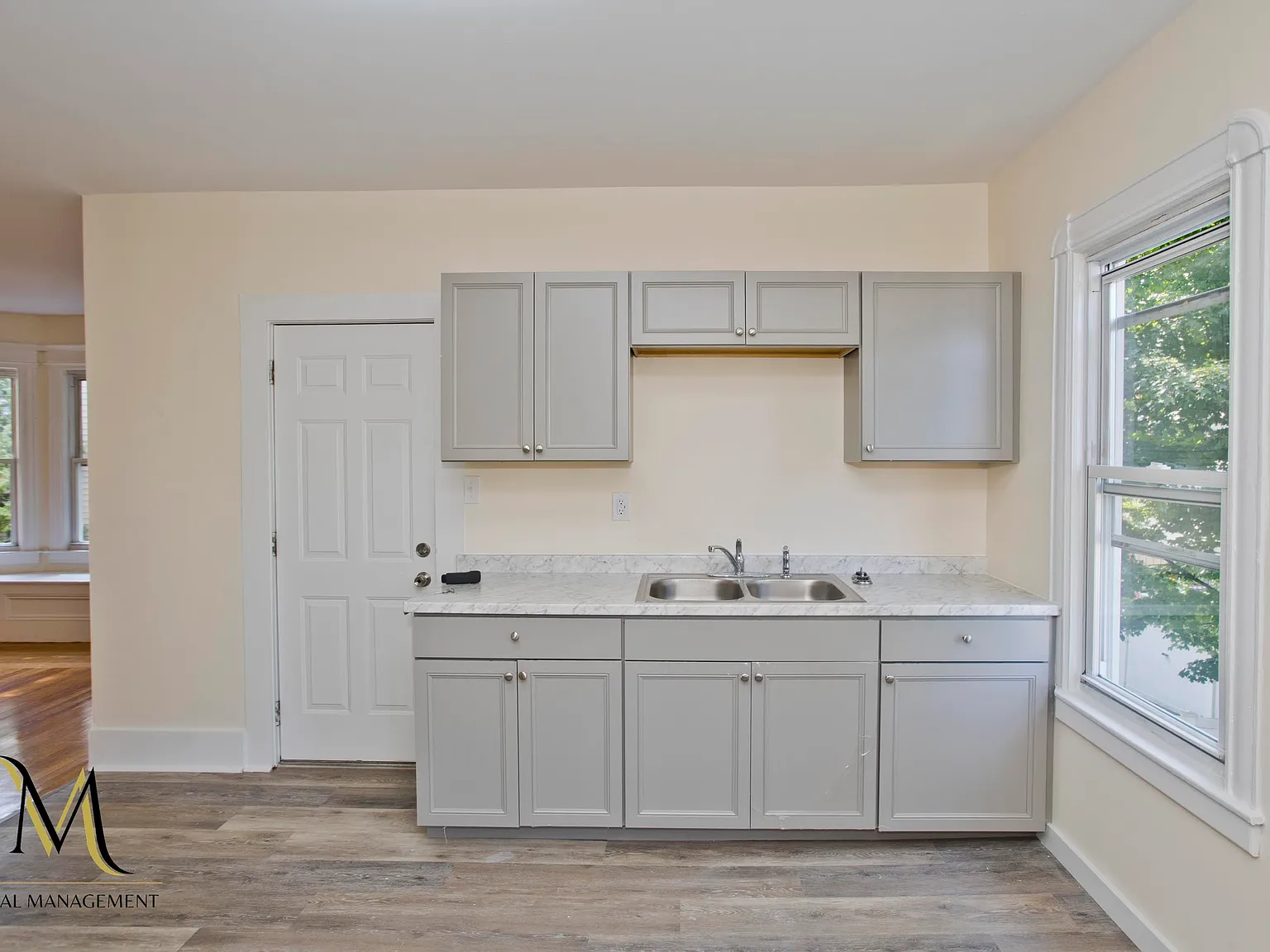 5 bed, 2500 sqft, $2,700 — Photo 2