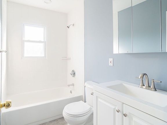 4th image of 335 Westbury Blvd