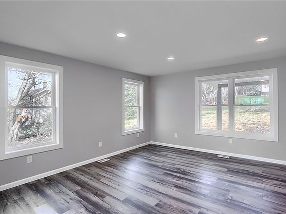 4th image of 438 Evergreen Ave