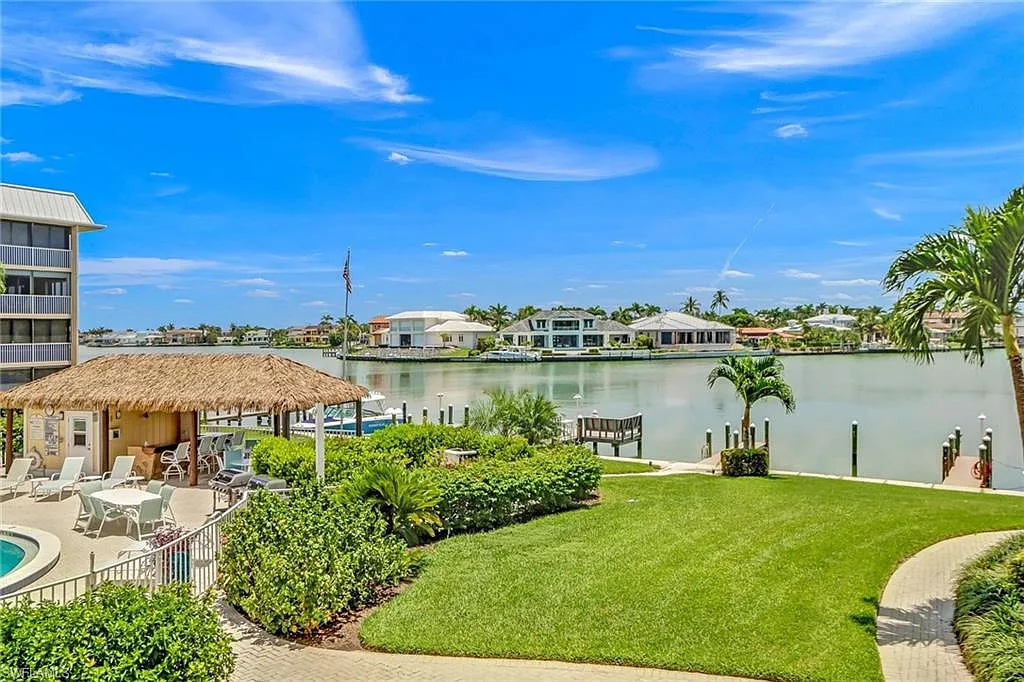 2 bed, 2.0 bath, 1113 sqft, $7,500 — Photo 3