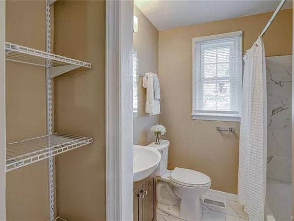 3rd image of 1806 Oak Hill Ln