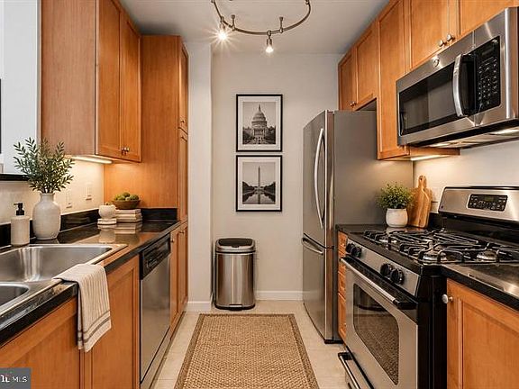 4th image of 851 Glebe Rd #2015
