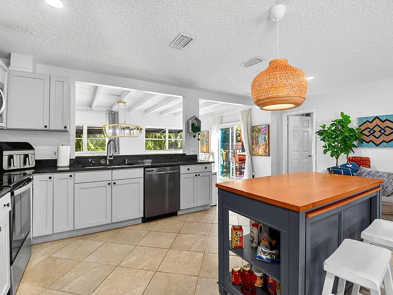 320 Riverdale Rd — Photo 14