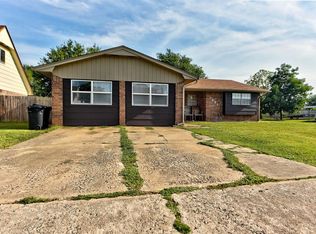 1001 W Main St, Moore, OK 73160