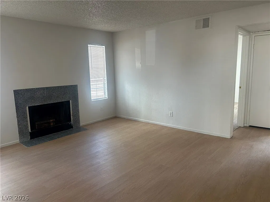 2 bed, 1.0 bath, 3212 sqft, $1,067 — Photo 3