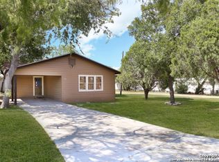 1705 D St, Floresville, TX 78114