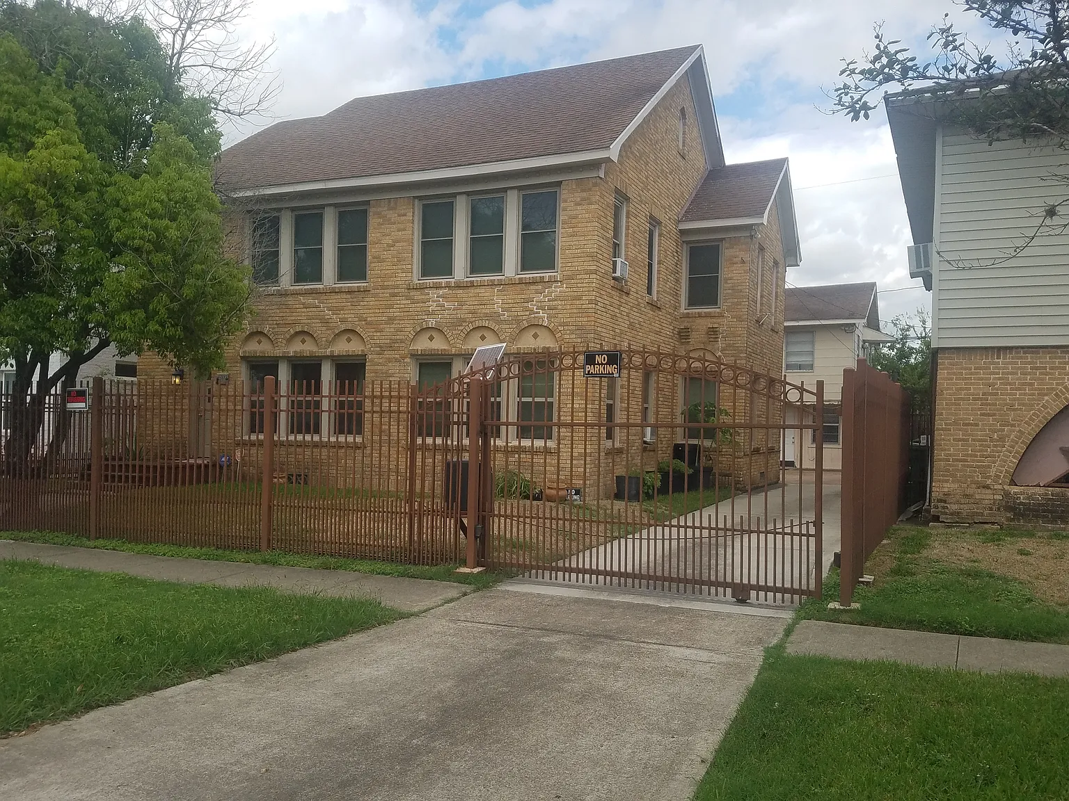 2715 Cleburne St — Photo 1