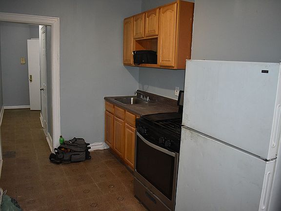 4th image of 918 Glenmore Ave