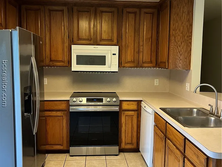 2412 Carnation Ct — Photo 5