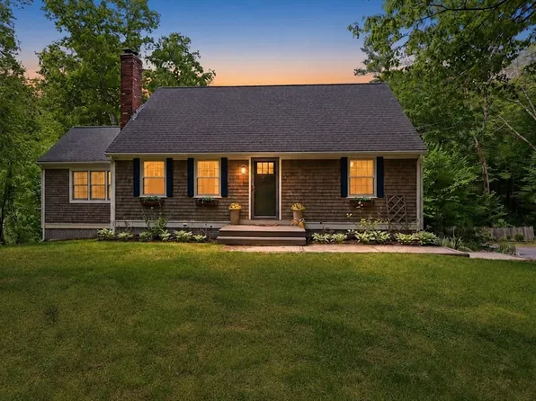 80 Webster St, Douglas, MA 01516