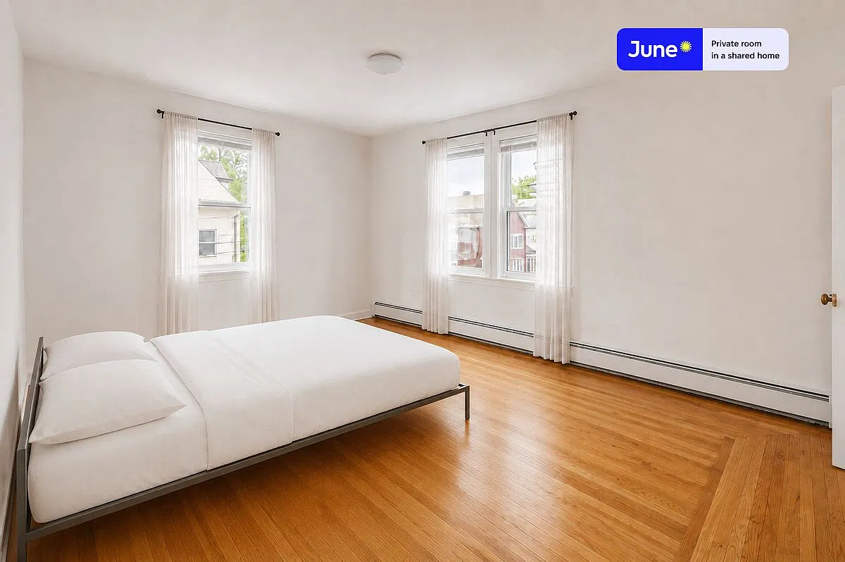 Queen bedroom in 7 bed/2 bath home in Brighton #1263 B — Photo 1
