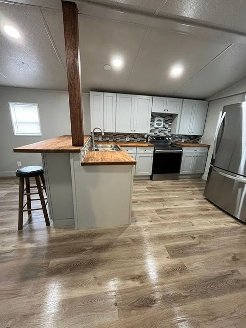 2/1 Renovated Manufactured Home w/ Bonus Room — Photo 3