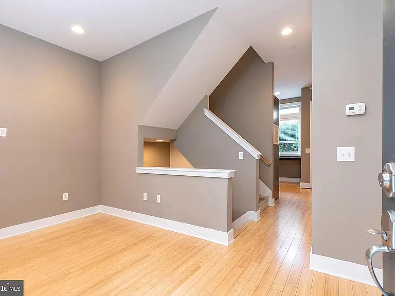 1116 N Hope St — Photo 12