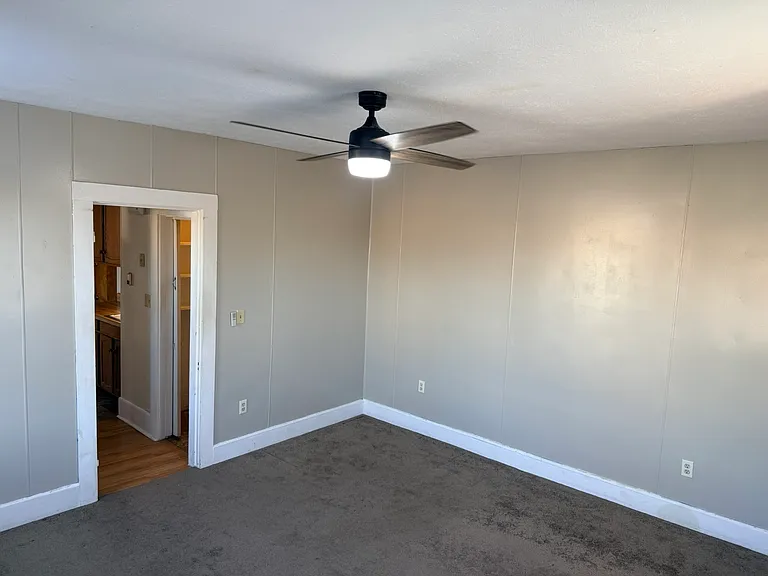 same bedroom, 3rd angle (there's only 1 bedroom)
