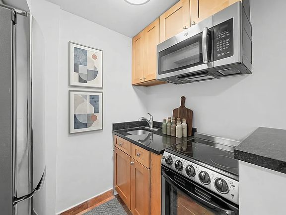 3rd image of 240 W 73rd St #72O