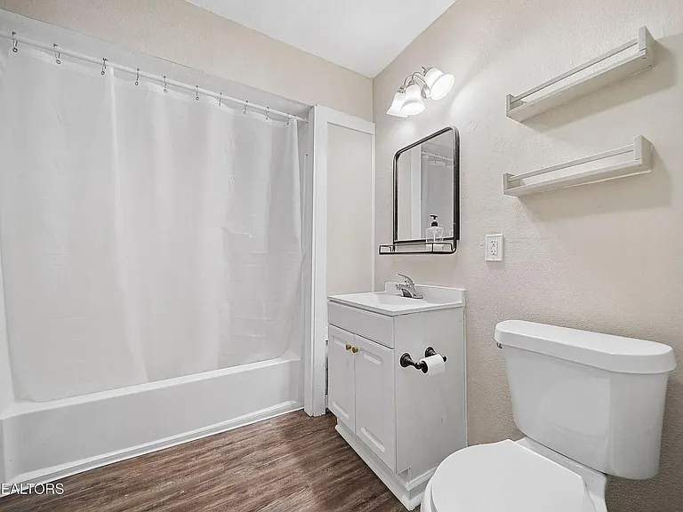 1121 Forsythe St — Photo 13