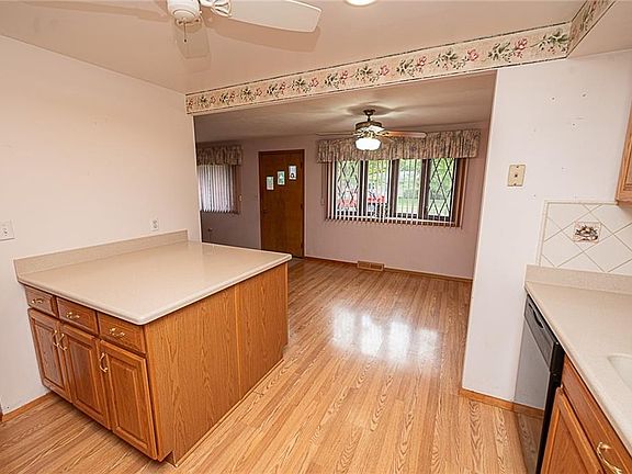4th image of 36107 Hillcrest Dr