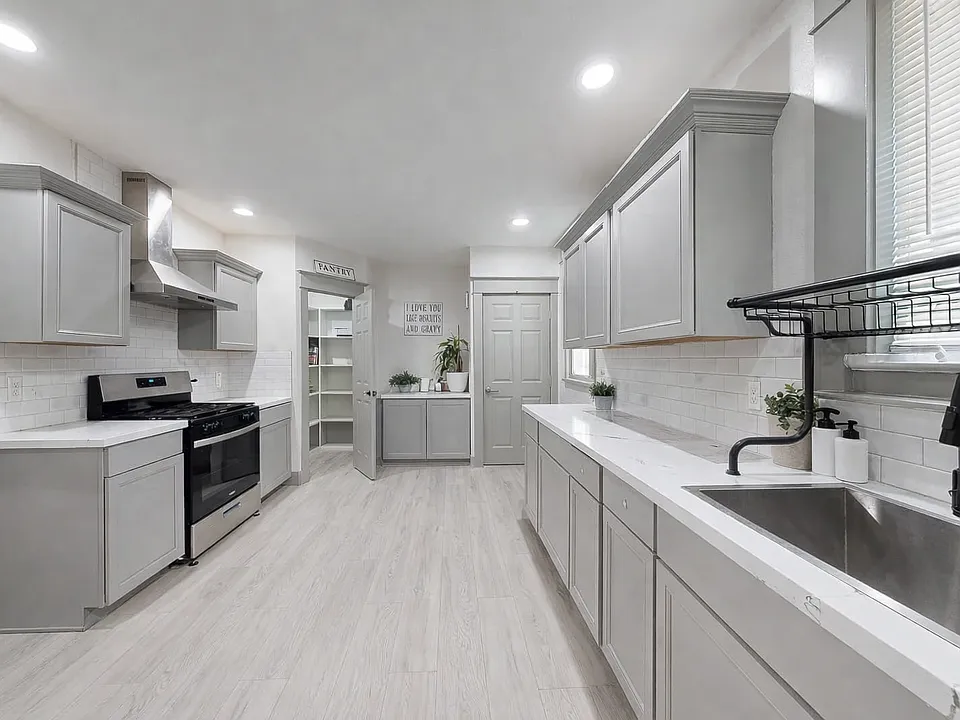 224 W G St