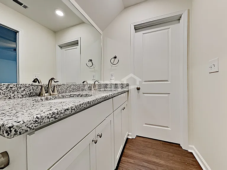 180 Landsdown Xing — Photo 13