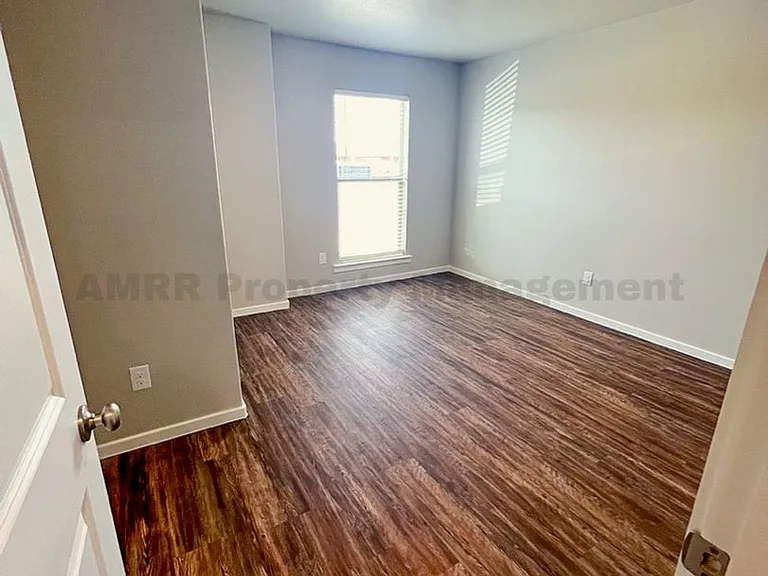 2029 Kenwood Ave — Photo 15
