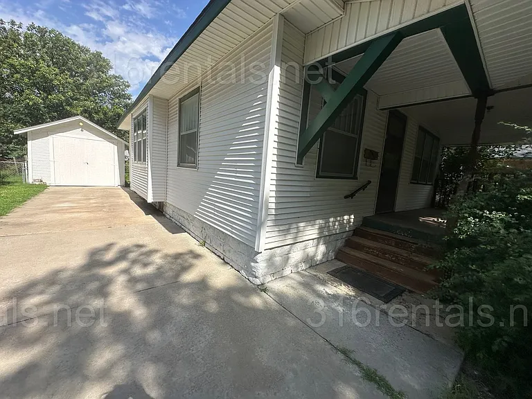 137 N Athenian Ave — Photo 3