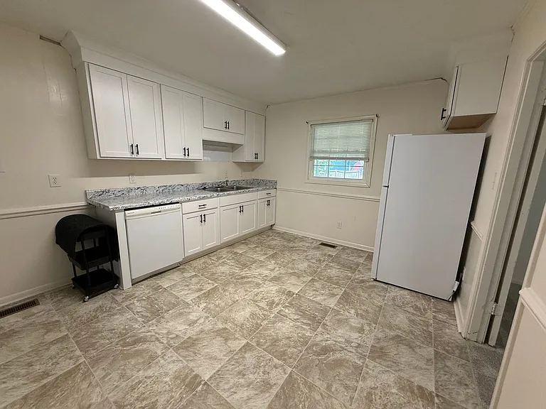 403 Thomas Dr — Photo 2