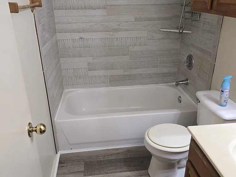 full bath with variable reach showerheads