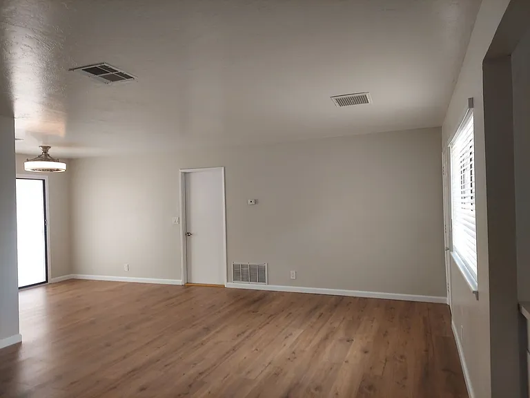 612 W Graaf Ave — Photo 3