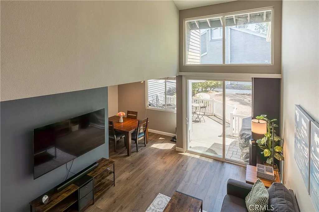3 bed, 2.5 bath, 1331 sqft, $3,700 — Photo 2
