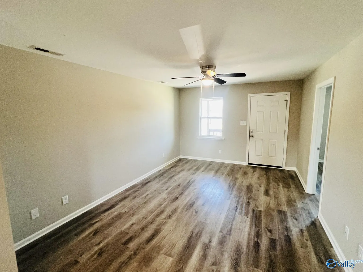 2 bed, 1.0 bath, 800 sqft, $850 — Photo 2