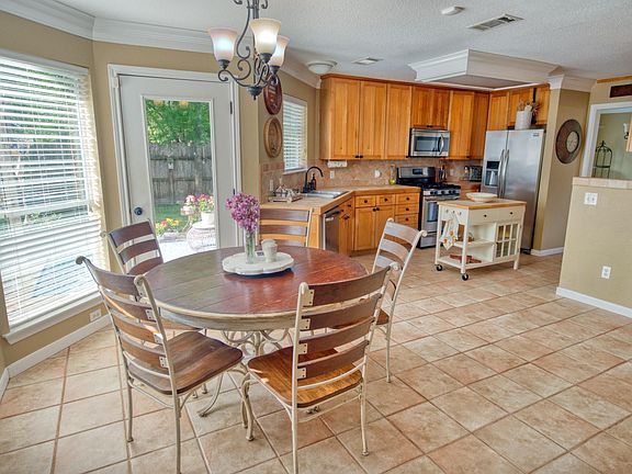 2nd image of 608 Prairie Ln
