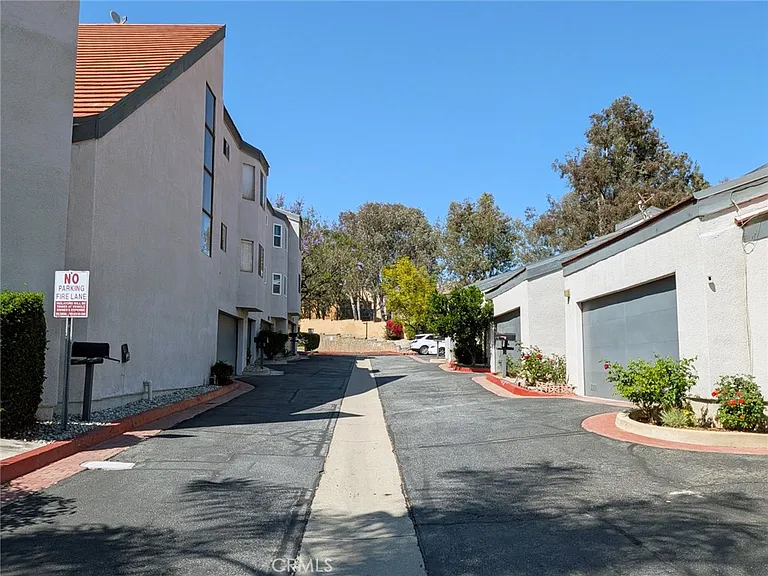 660 E Workman St — Photo 38
