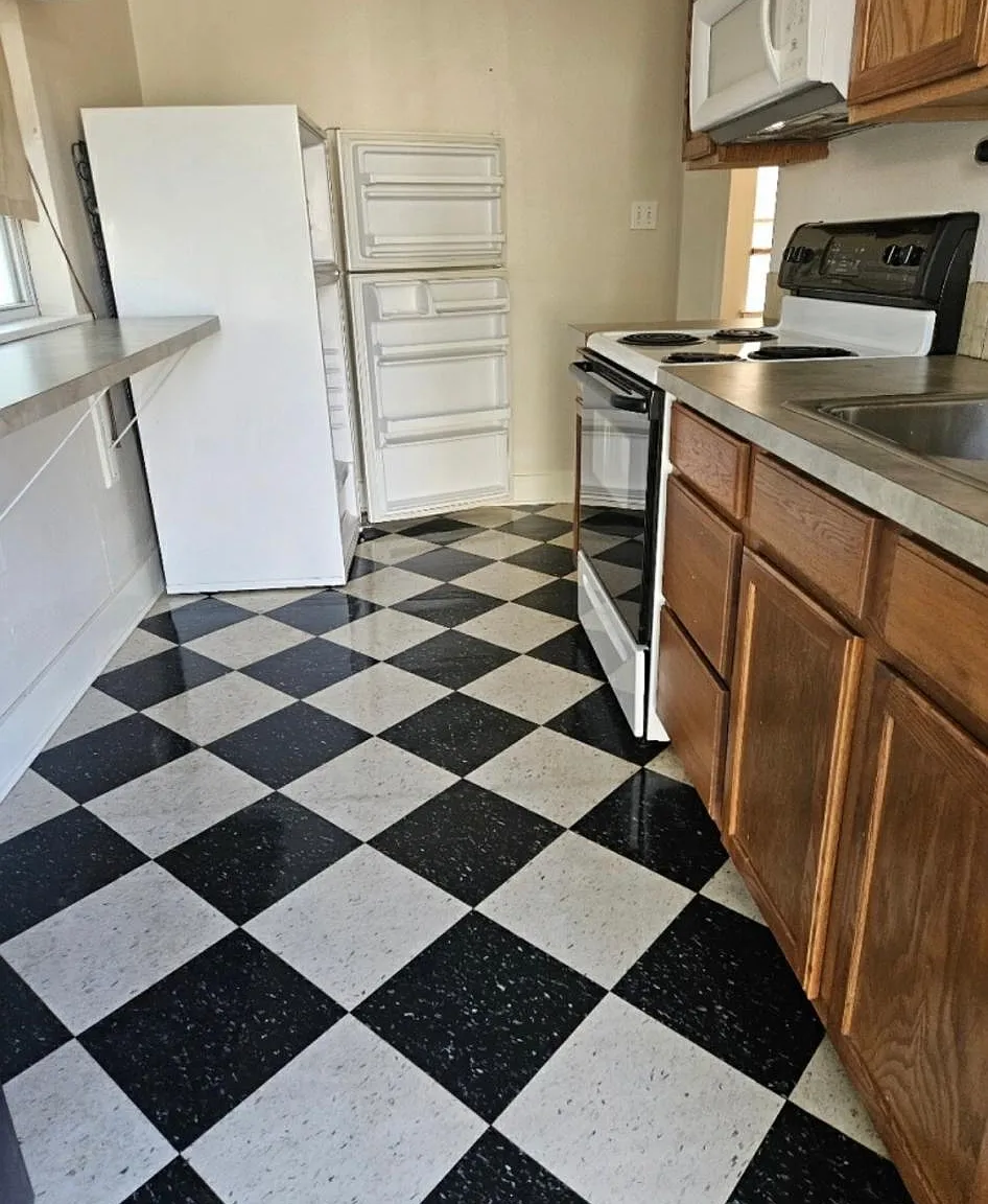 1423 N Locust St — Photo 1