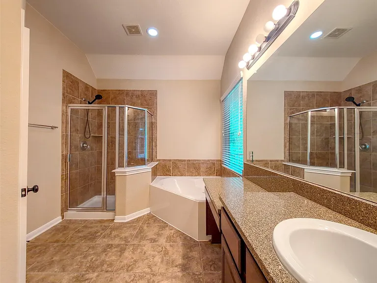 26 Cheswood Manor Dr — Photo 11