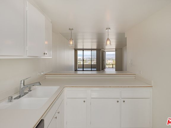 4th image of 4265 Marina City Dr