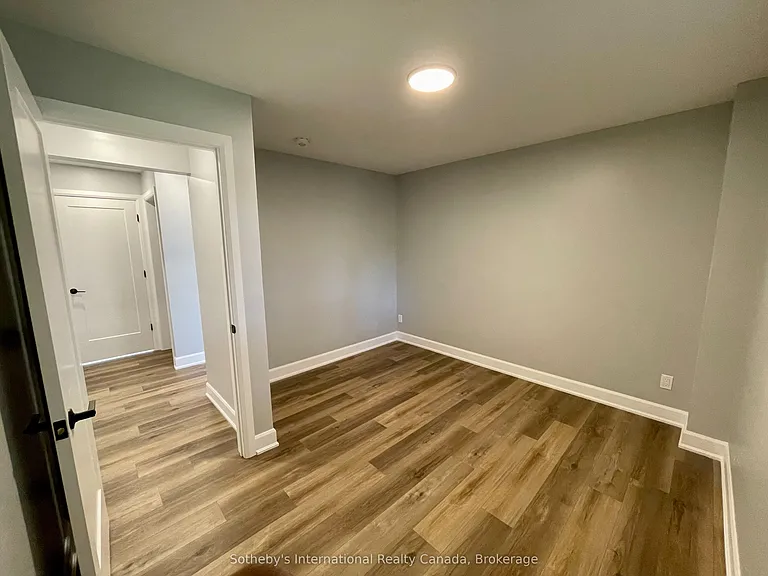39 Silvercreek Pkwy N #MAIN LEVEL — Photo 13