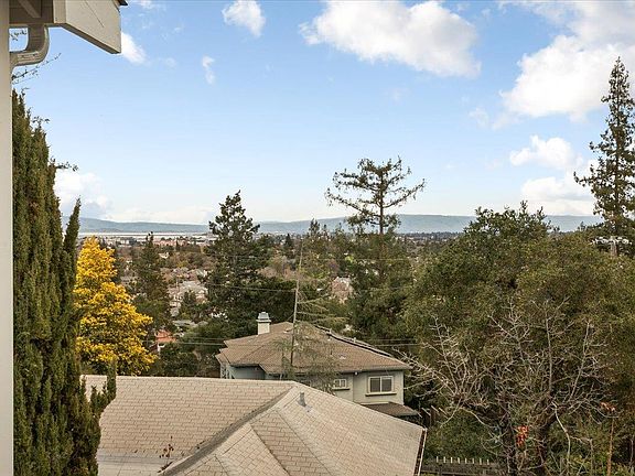 3rd image of 726 Hillcrest Dr